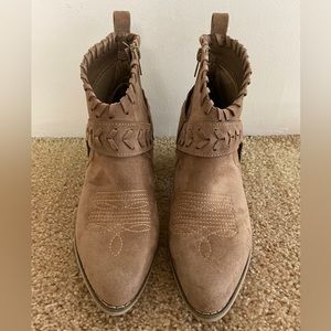 Altar’D State Suede Booties Size 8 Like New